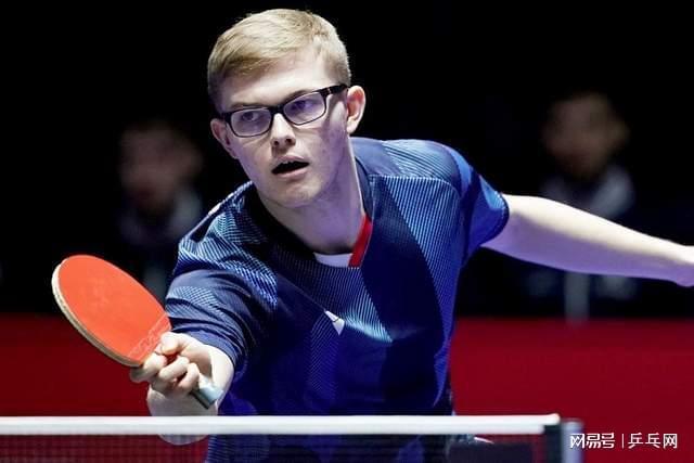 在政府和各 在政府和各